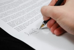 Défaut de signature de la police et plafond de garantie - Civ. 2e, 13 février 2025, 23-17.739
